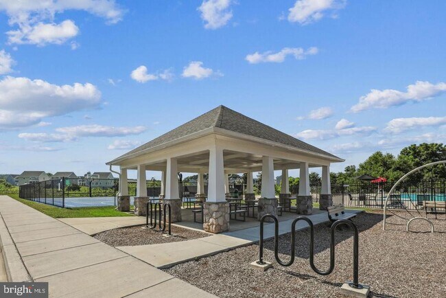 Building Photo - 64 Grant St