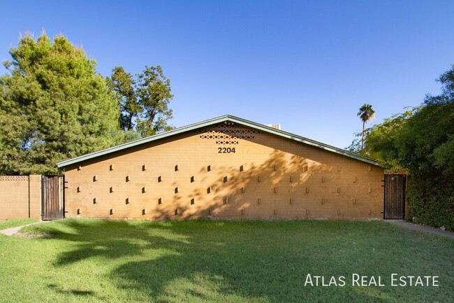 Building Photo - Recently Remodeled Garden Style 2 Bedroom