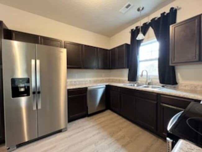 Building Photo - Spacious