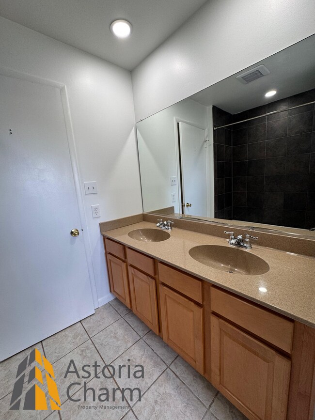 Building Photo - Spacious 5 Bedroom 3 Bath + Den Single Family Detached Home