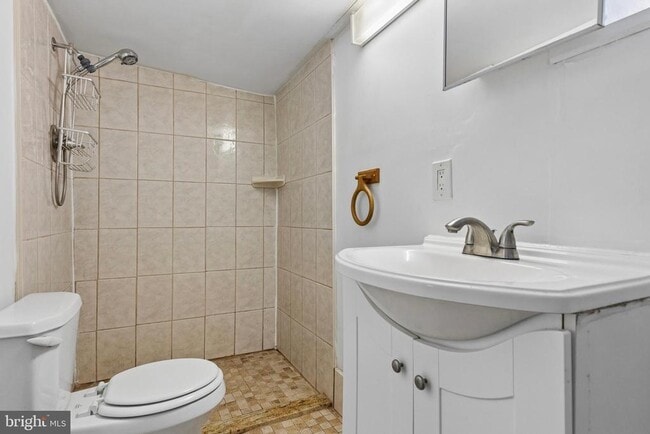 Building Photo - 441 Roxborough Ave