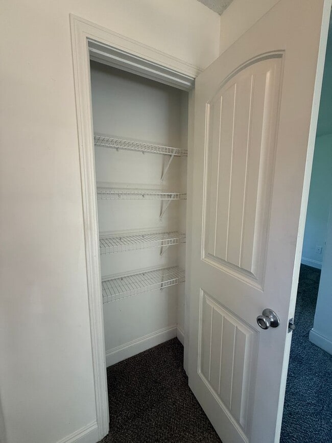 Building Photo - Spacious Two Bedroom Home