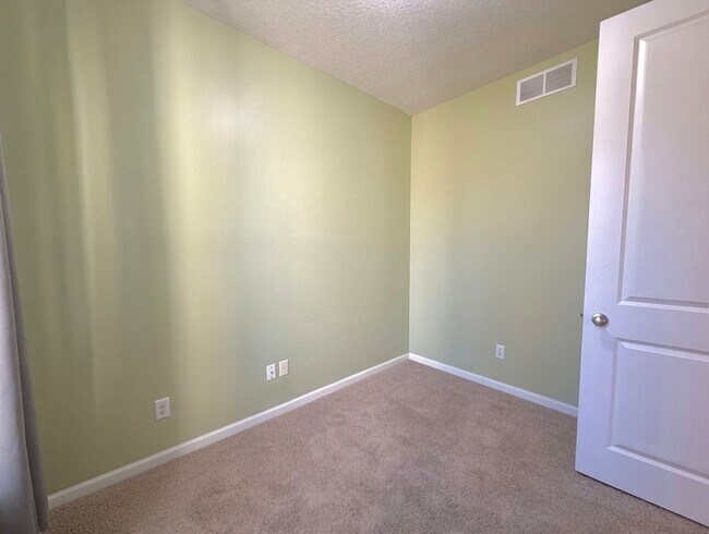 Building Photo - Rare 4 Bedroom End Unit Townhome in The Beautiful Stonemill Farms of Woodbury