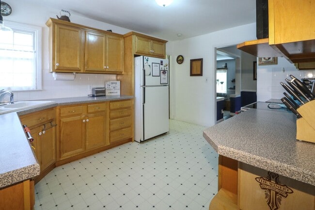 Building Photo - Nice Midtown Bungalow