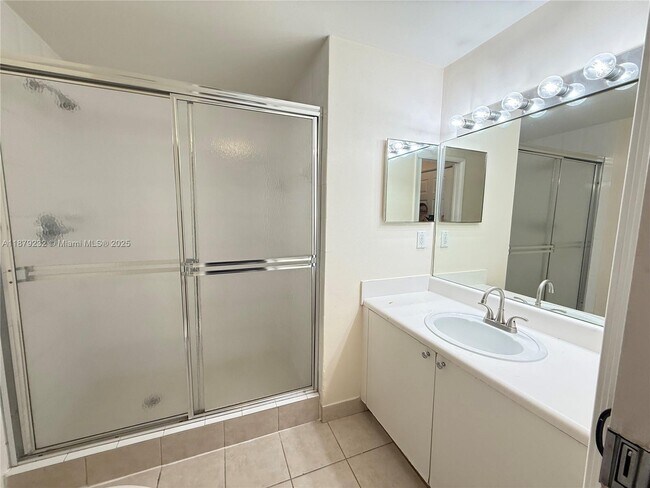 Building Photo - 7940 N Nob Hill Rd