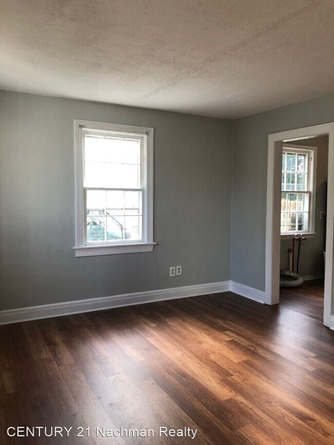 Building Photo - 3 br, 1 bath House - 20 W Southampton Avenue