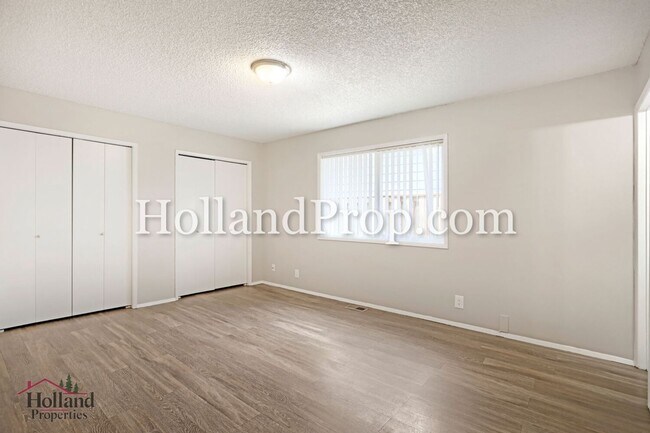 Building Photo - Charming 3-Bedroom Duplex with Fenced Yard, Fireplace & Garage Near Hwy 26!