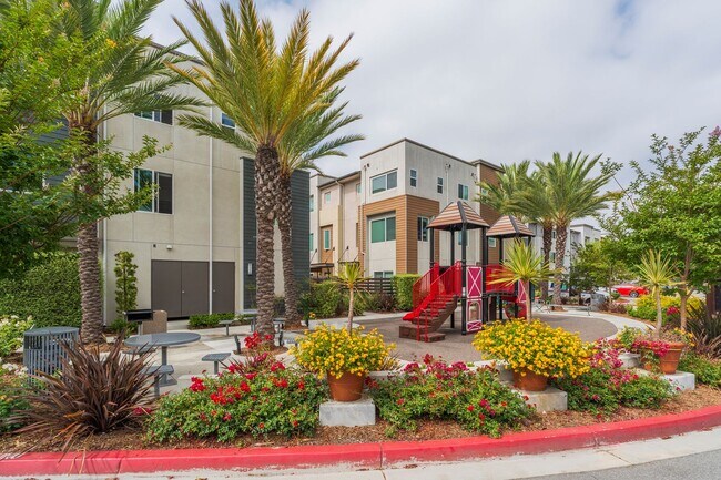 Building Photo - Beautiful Gardena Condominium in Gated Com...