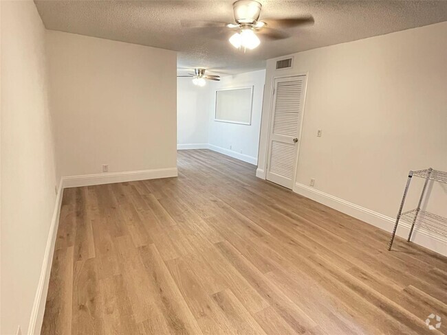 Building Photo - 10874 Royal Palm Blvd