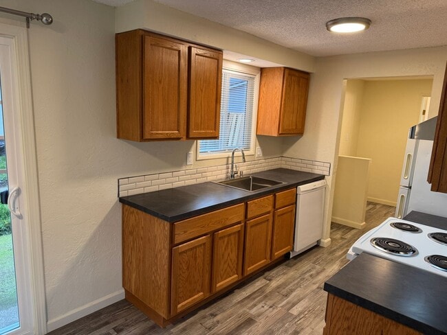 Building Photo - Beautifully updated 2 bedroom 1.5 bath duplex in Springfield!