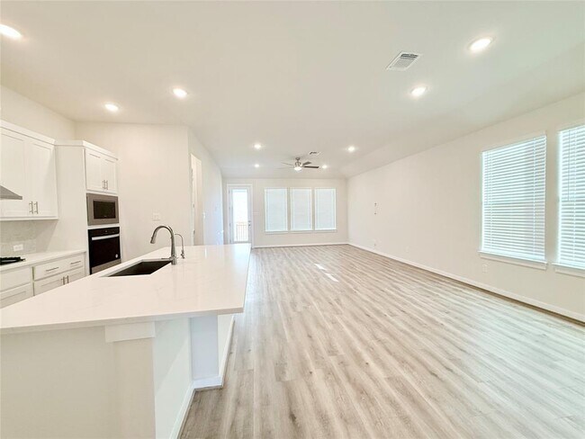 Building Photo - 133 Cintilar St