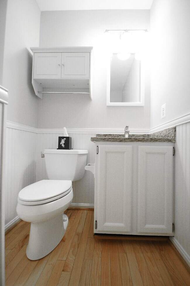 Building Photo - Classic 4 Bed 3.5 Single Family Home Sitti...