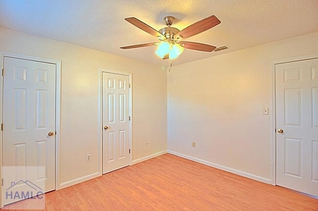 Building Photo - 915 Churchfield Dr