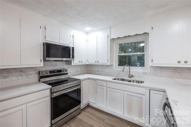 Building Photo - 420 Eastover Ave