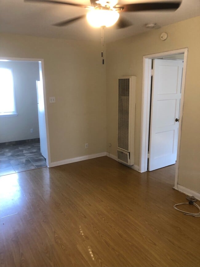 LR - 1745 N Hollywood Way