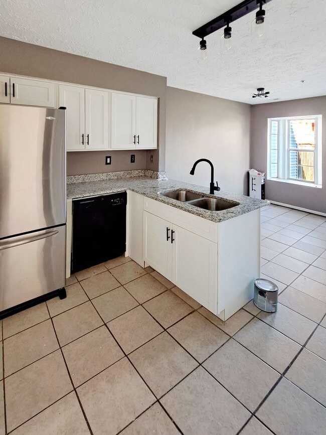 Building Photo - 3870 Gateview Pl