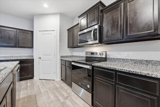 Building Photo - "Spacious 5-Bedroom Oasis in Fort Worth with 2 Full Baths and 2075 Sq Ft of Comfort!" Section 8 W...