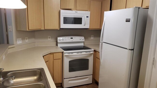 Building Photo - 2000 Erving Cir