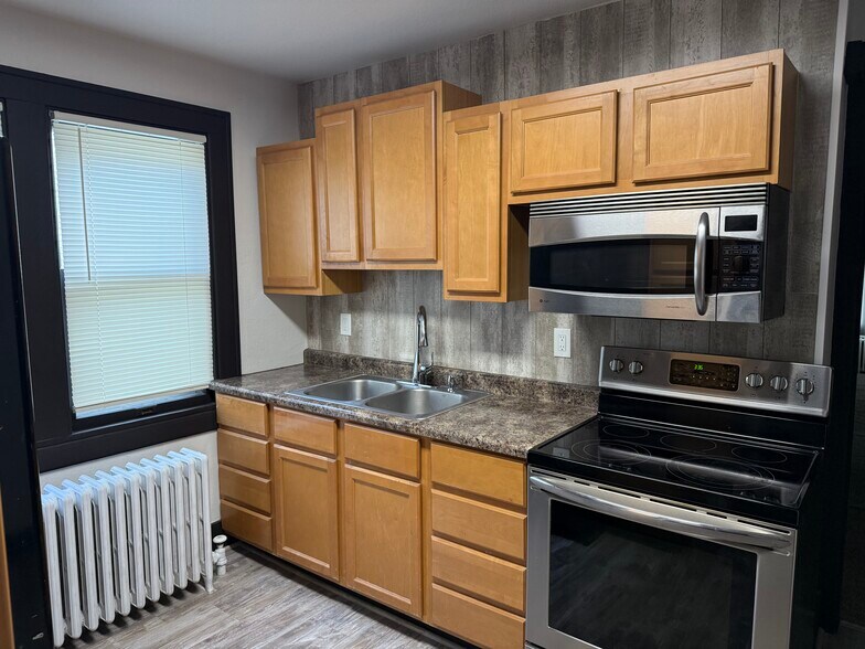 Building Photo - 1214 S 76th St