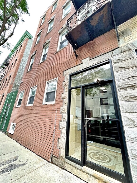 Building Photo - 182 Cottage St