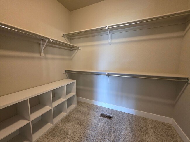 Building Photo - Spacious 5 Bed, 3 Bath Home in Desirable M...