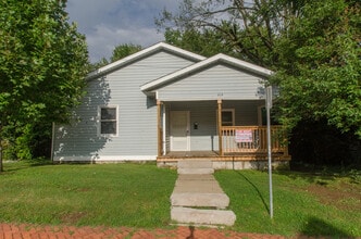 Building Photo - 4 bedroom, 1 bath home: Available July 2026!