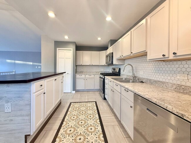 Building Photo - 433 Gloria Ln