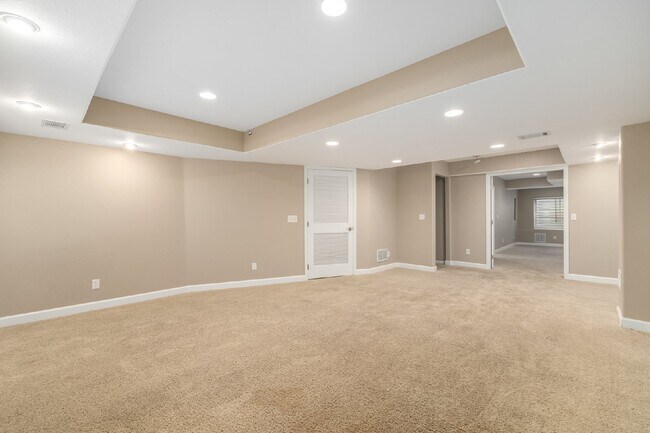 Building Photo - This beautiful 3-bedroom, 3-bathroom in Parker