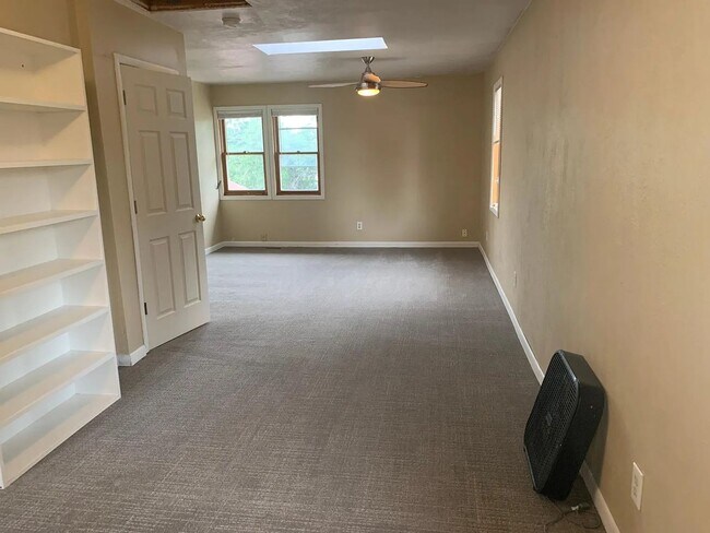 Building Photo - SHORT TERM RENTAL: Spacious 5+ Bedroom Home on the Hill! Available Now-July 24th 2026.