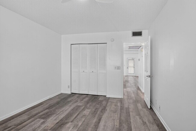 Building Photo - 3045 Cornwall C