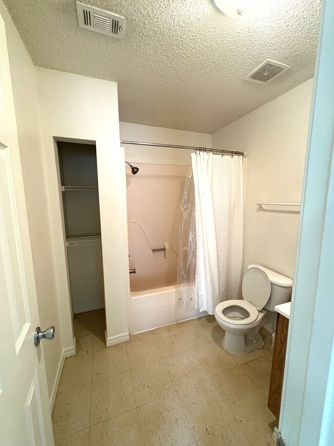 Building Photo - Waveland Duplex
