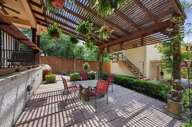 Building Photo - 8525 Briarwood Ln