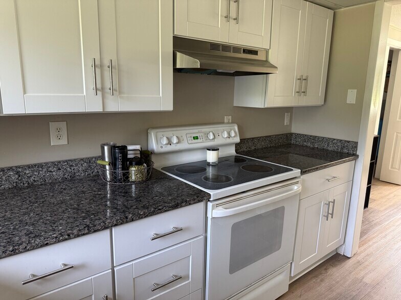 Building Photo - 200 Maple Rd