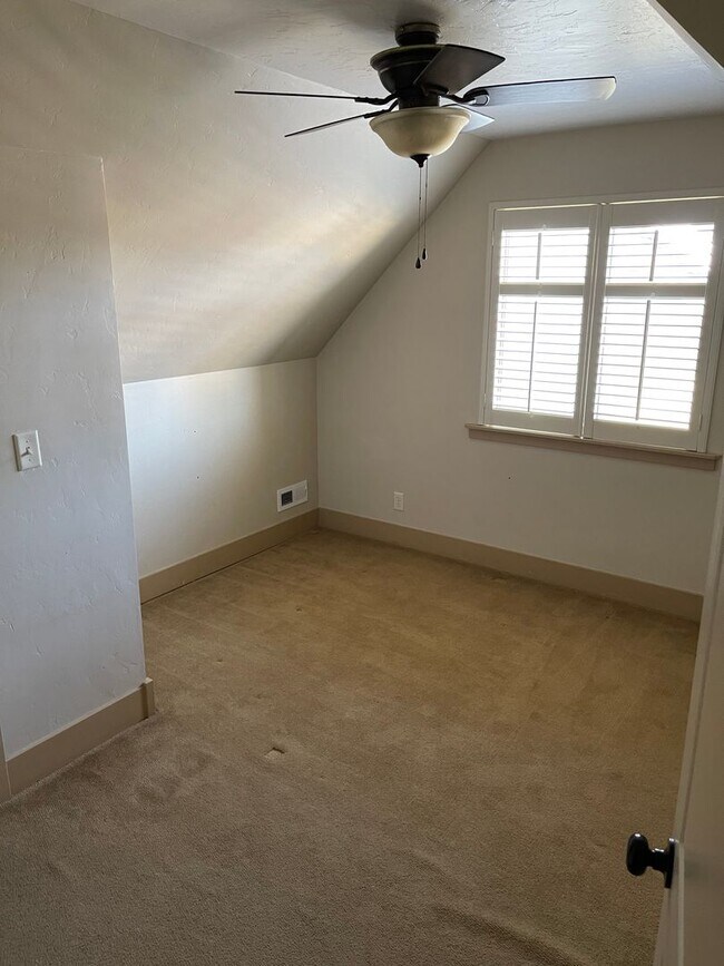 Building Photo - Custom 3-Bedroom with Fenced Yard in heart of Sisters!