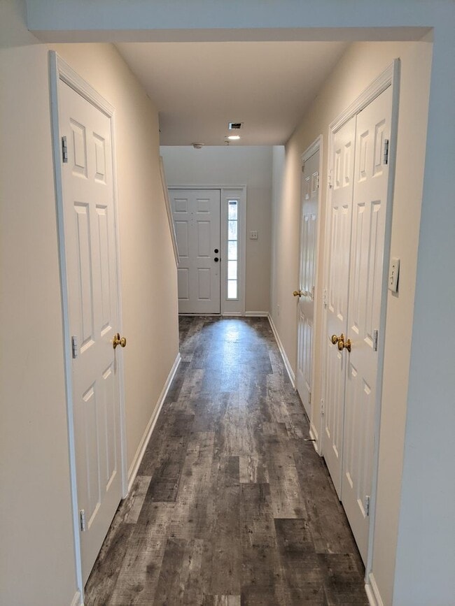 Building Photo - Completely Renovated Townhouse in convenie...