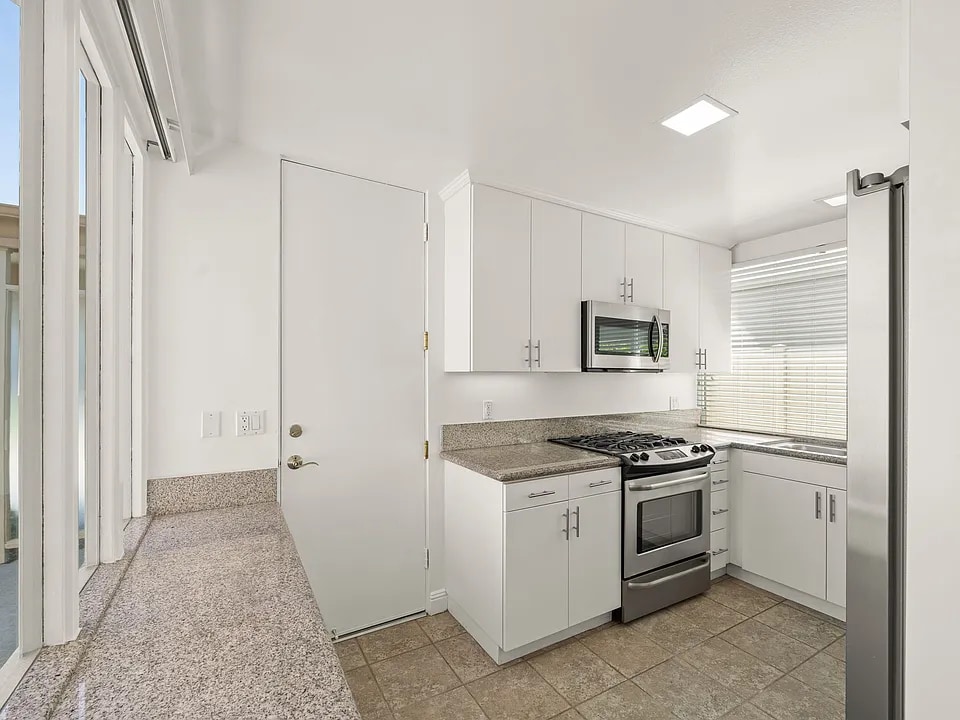 Building Photo - 4174 Del Mar Ave