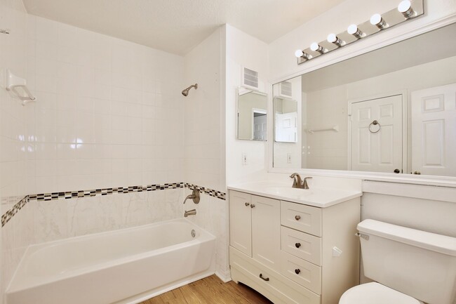 Building Photo - Charming 2/2 Spacious Condo with a Screened Balcony in the Highly Desired Dr. Phillips Area - Orl...