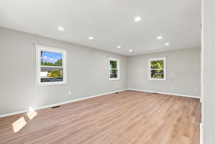 Building Photo - 4856 Danbury Dr
