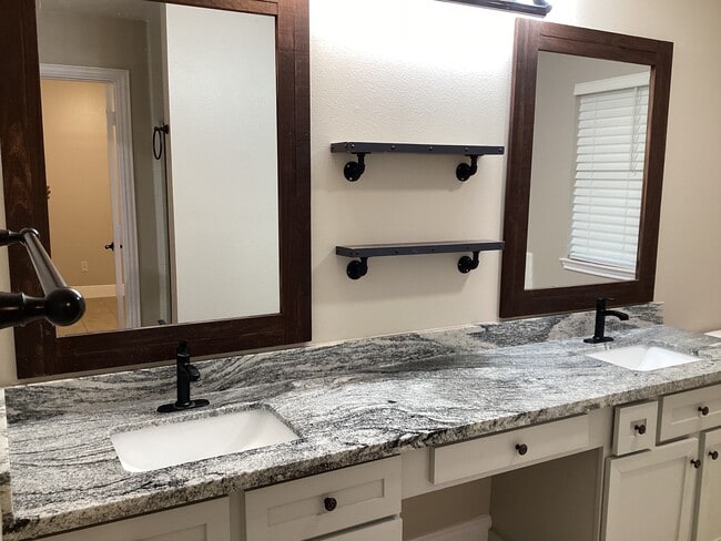 Building Photo - 17046 Clan MacIntosh Dr