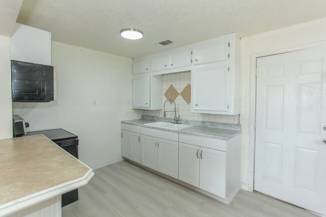 Building Photo - 1308 Mesquite St