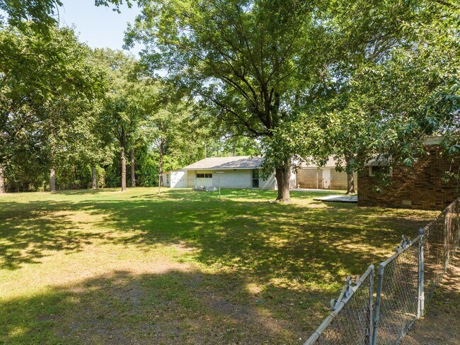 Building Photo - Freshly Updated 3 Bedroom Home