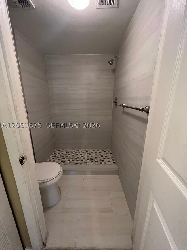 Building Photo - 9999 Summerbreeze Dr