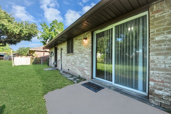 Building Photo - 3806 Charriton Dr