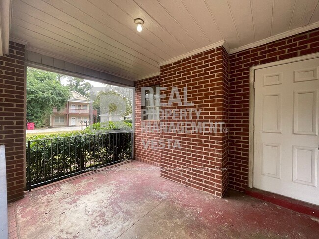 Building Photo - 3163 Highpoint Dr