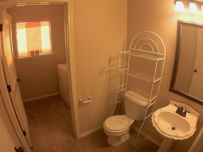 Building Photo - Northeast El Paso/Sandstone Ranch 4 bed Re...