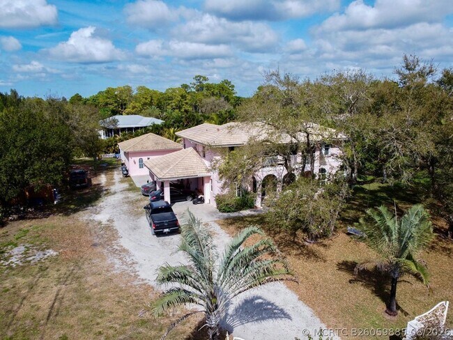 Building Photo - 16975 83rd Pl N