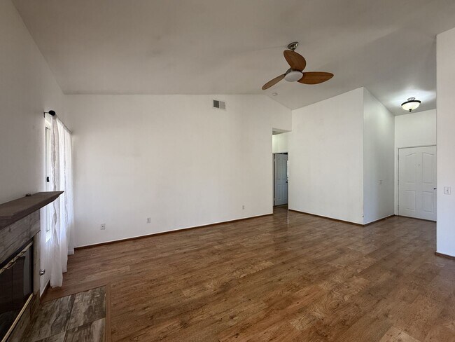 Building Photo - Quartz Hill 4 Bedroom 2 Bath!