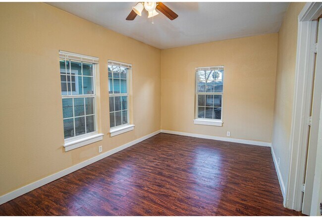 Building Photo - 526 Cooper St