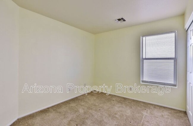 Building Photo - 1025 E Palomino Way
