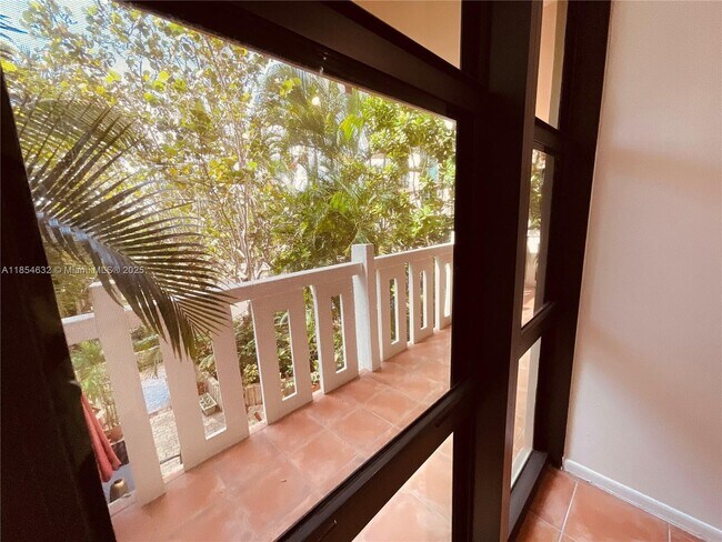 Building Photo - 1121 Crandon Blvd